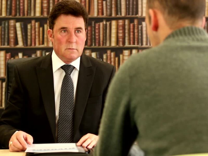 momak na konsultacijama kod advokata