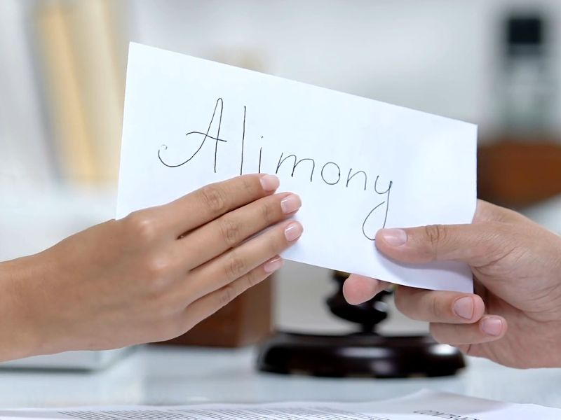 advokat predaje kovertu za alimentaciju ženi