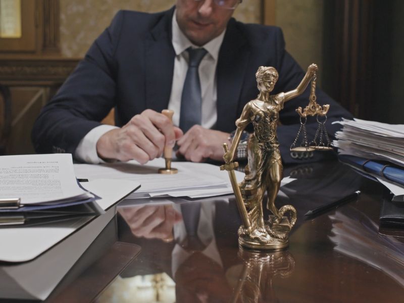 advokat udara pečat na papir u svojoj kancelariji