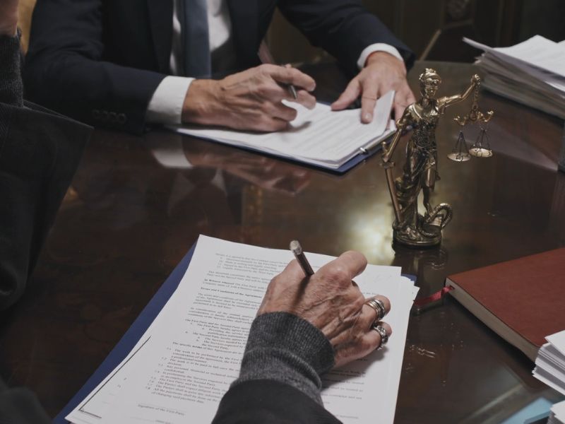 osobe sa advokatom proveravaju dokumentaciju za ostavinsku raspravu