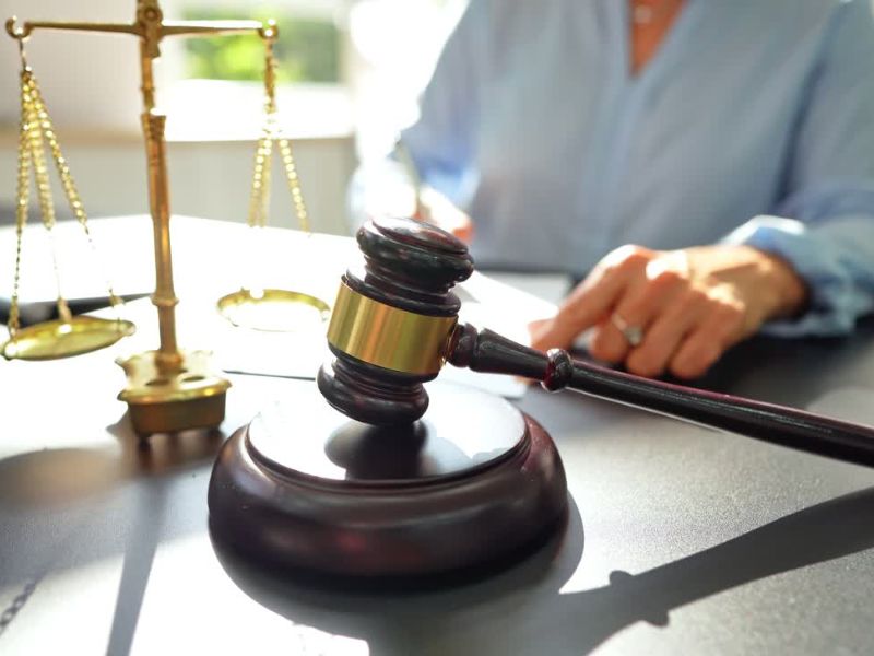 žena advokat i advokatska palica